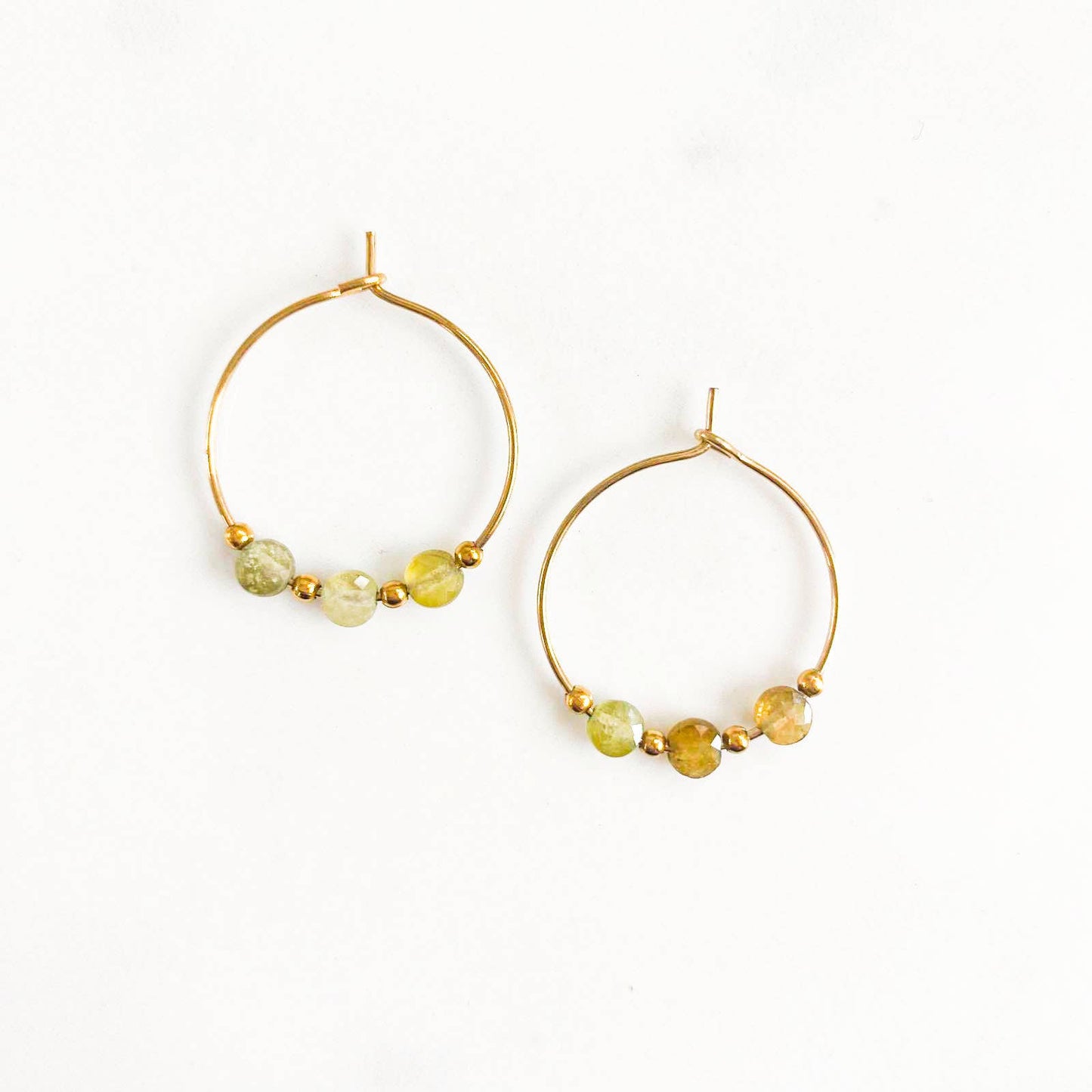 Oorbellen met groene kiezelstenen en groene granaat