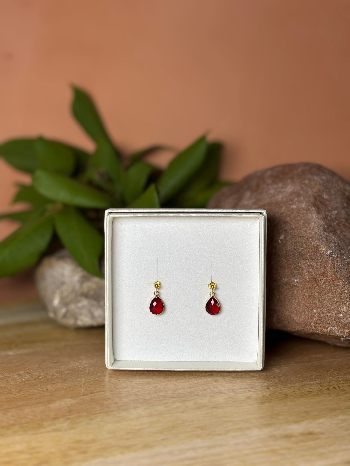 Elandra 925 zilveren Studs Oorbellen met Granaat