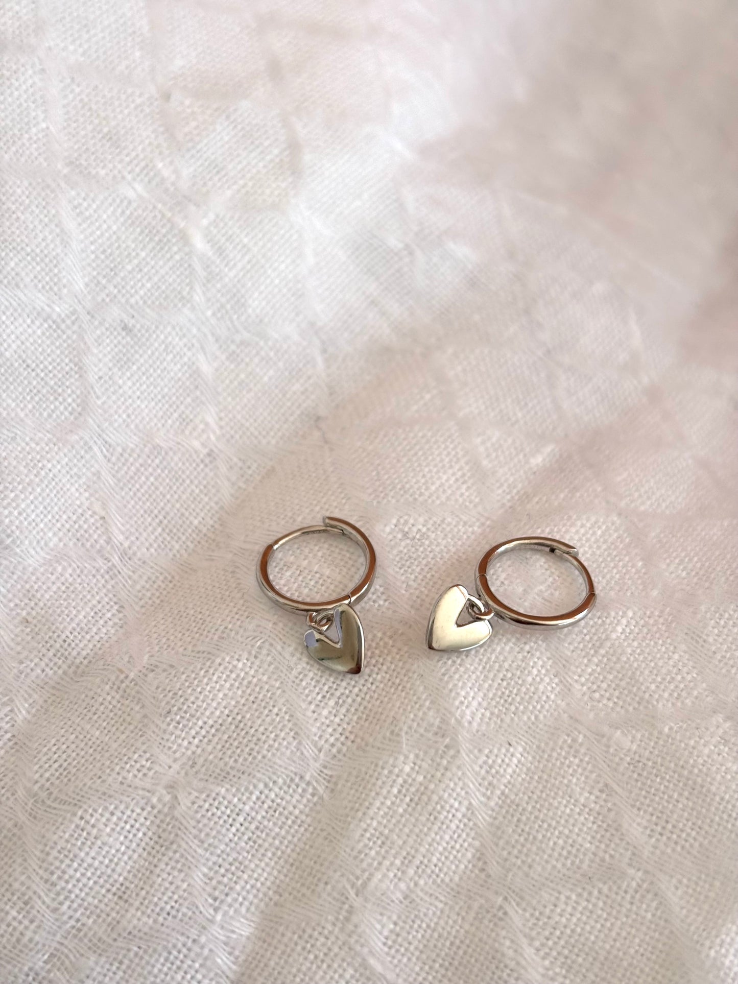 Zilverkleurige 925 Zilveren Huggy Hoop Oorbellen met Hartje