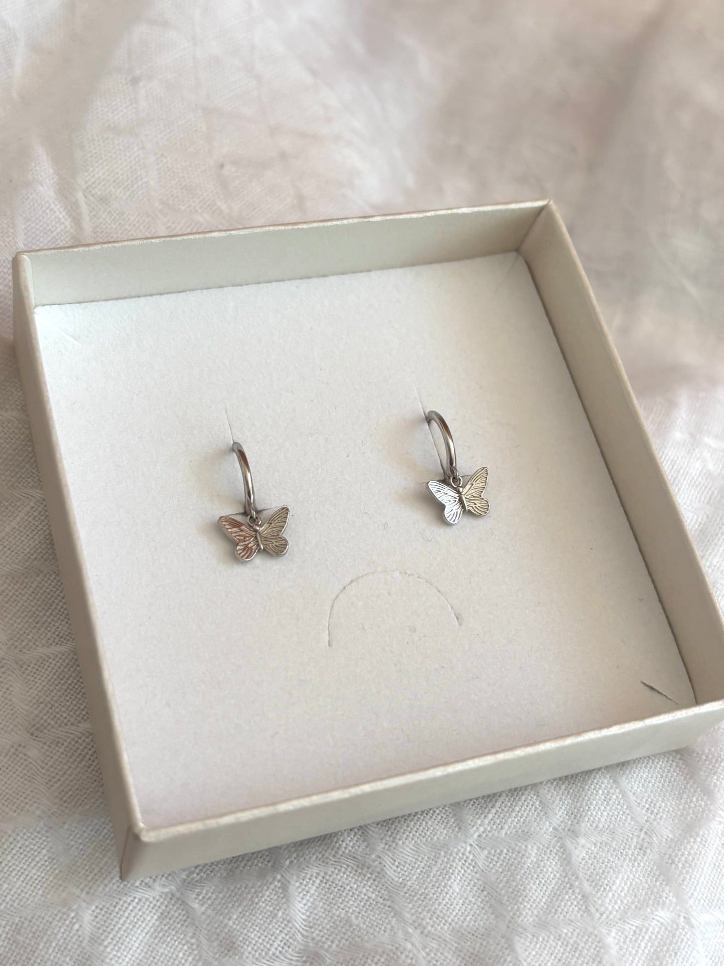 Zilverkleurige 925 Zilveren Papillon Huggy Hoop Oorbellen | Vlinder