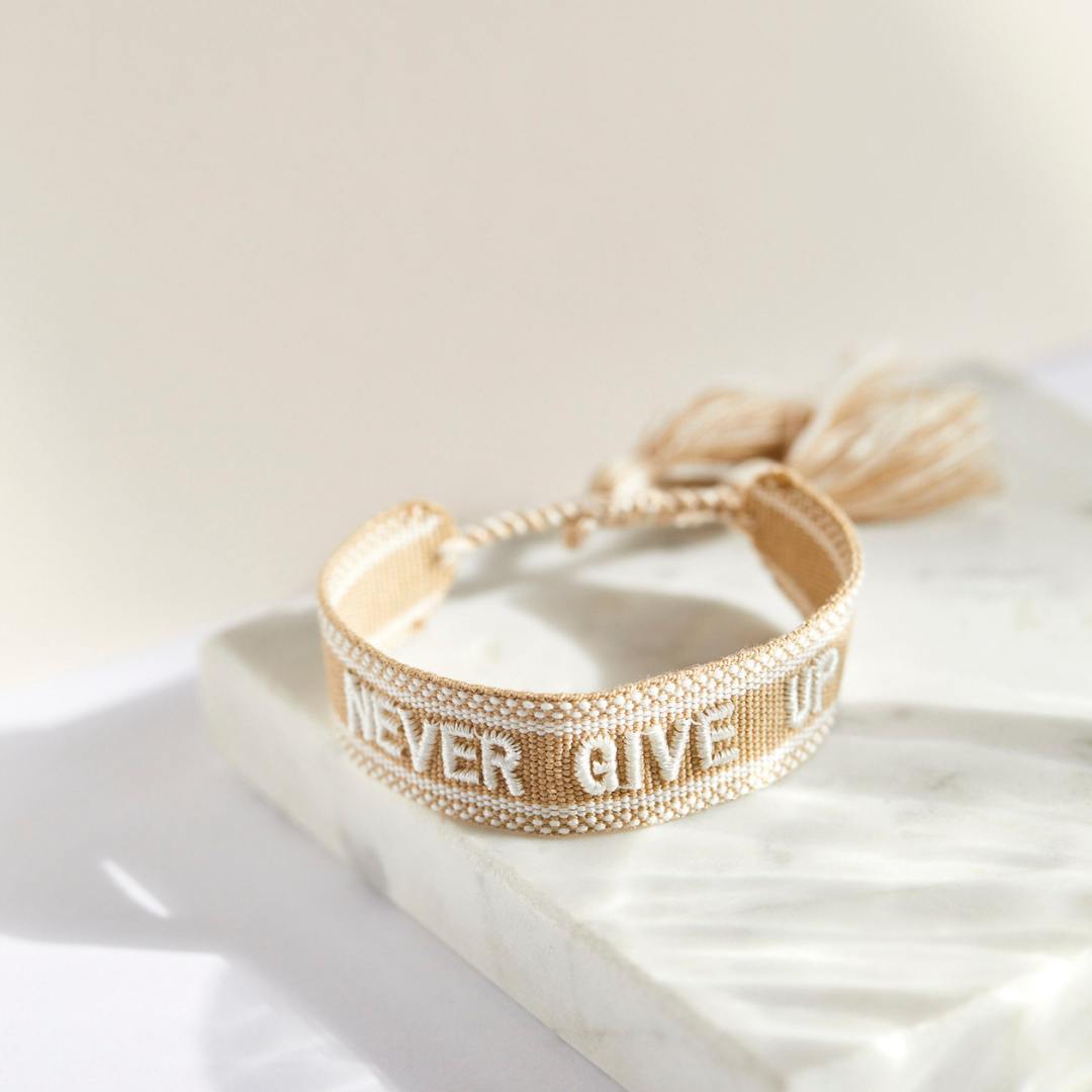 Geef nooit statement-armband op