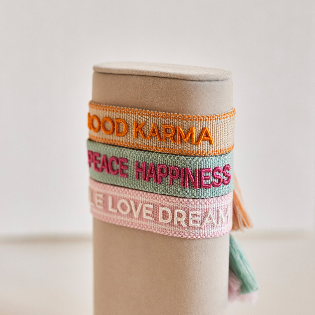 Smile love dream statement armband