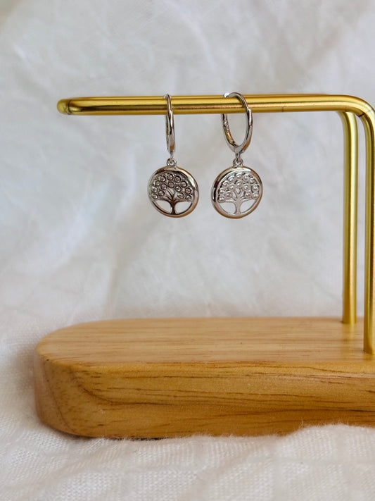 Zilverkleurige 925 Zilveren Huggy Hoop Oorbellen met Levensboom en Zirkonia
