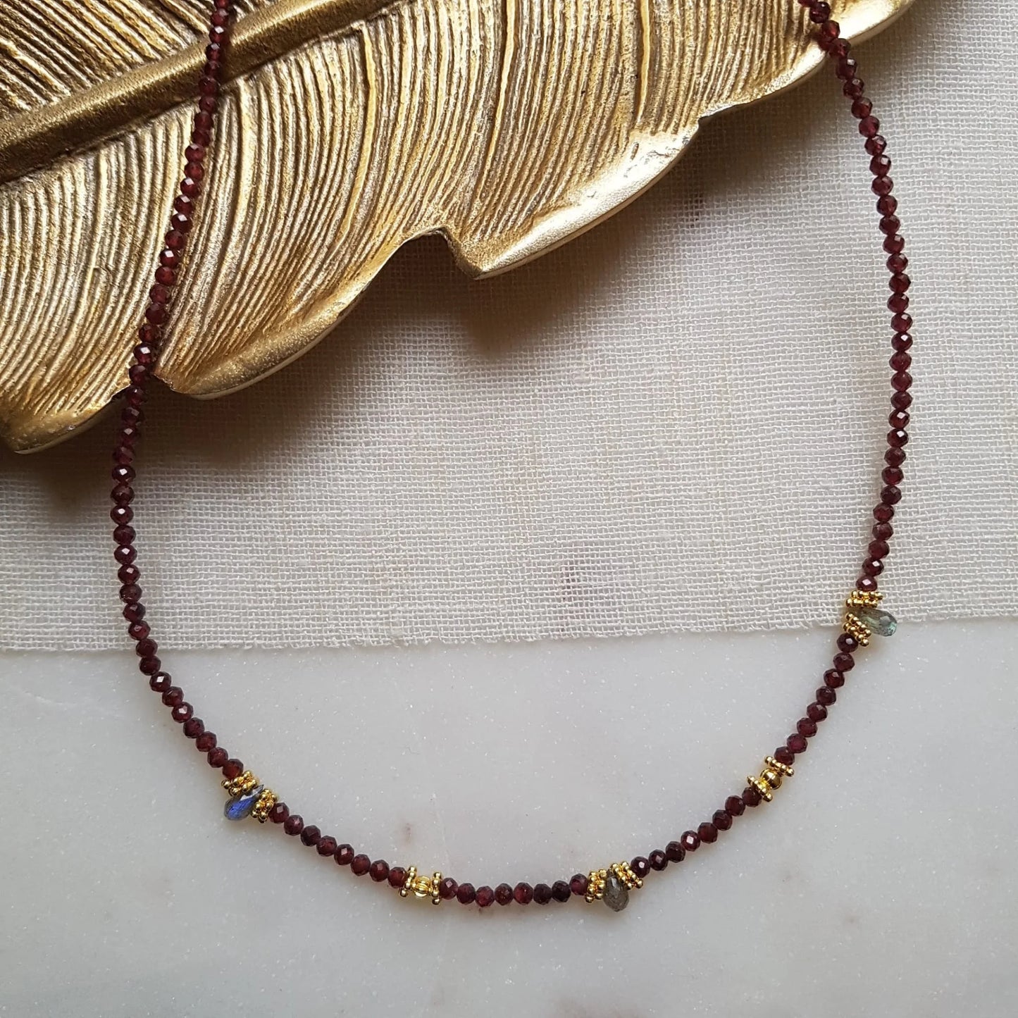 Enza Granaat en Labradoriet Ketting