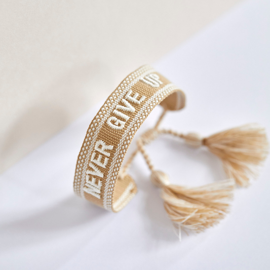 Geef nooit statement-armband op